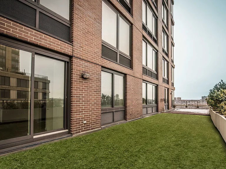 180 Riverside Blvd #510 — Photo 39