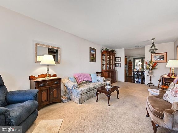 4th image of 37 Oakgrove Ln