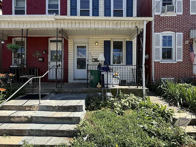 638 E Walnut St — Photo 1