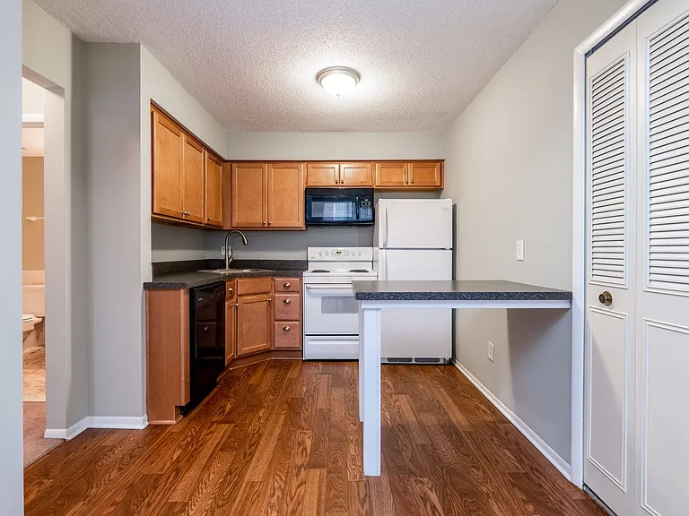 Hartford Place Apartments — Photo 31