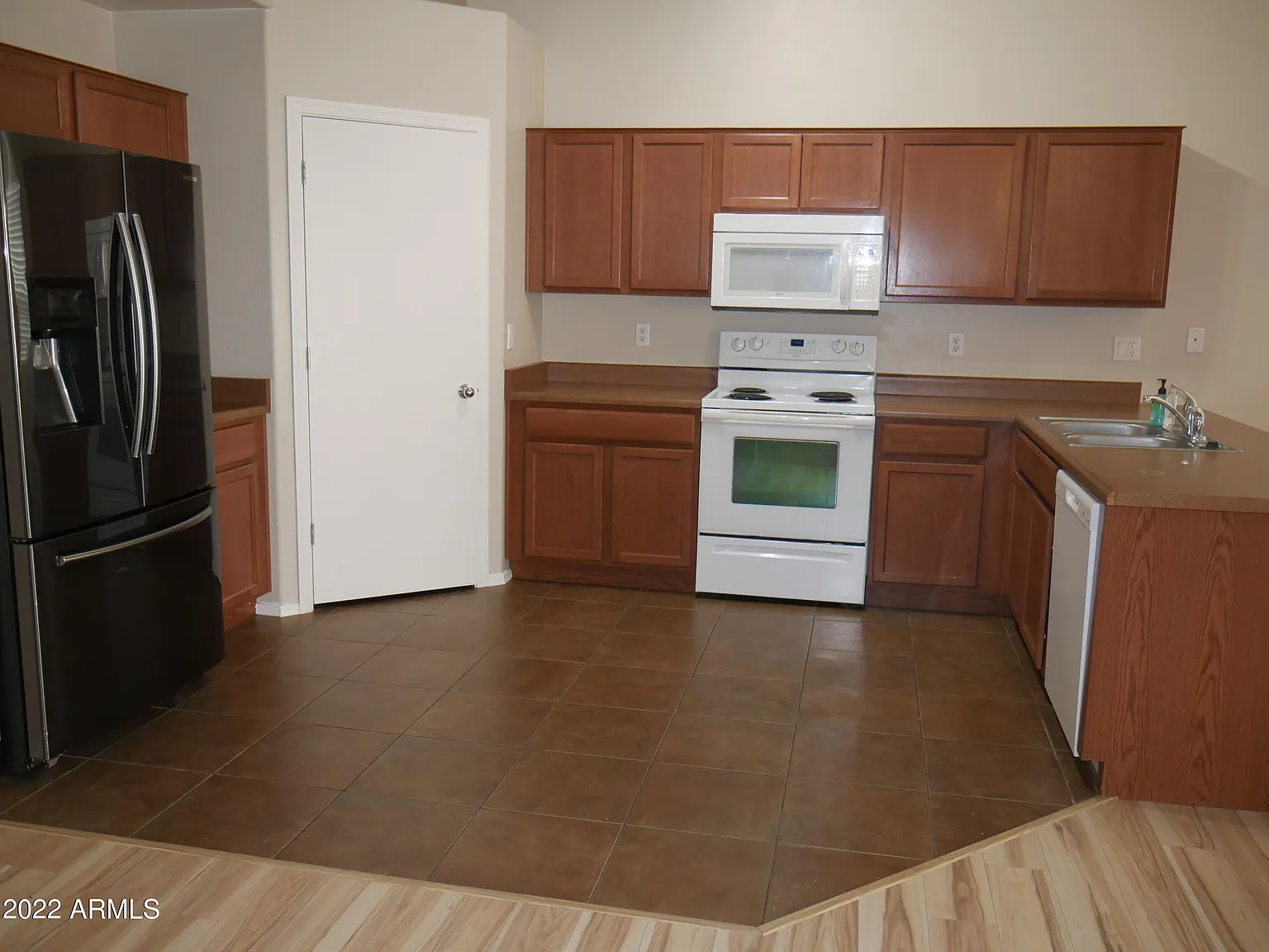 3 bed, 2.0 bath, 1558 sqft, $1,995 — Photo 3