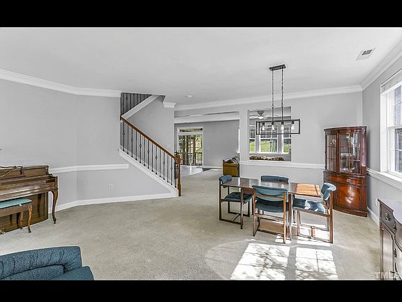 5th image of 303 Rondelay Dr