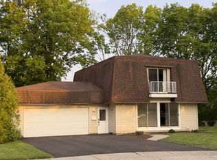 443 Overlook Dr, Waterville, OH 43566