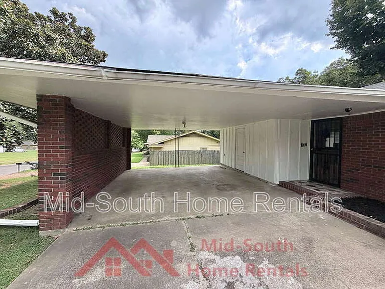 3831 Hermitage Dr — Photo 3