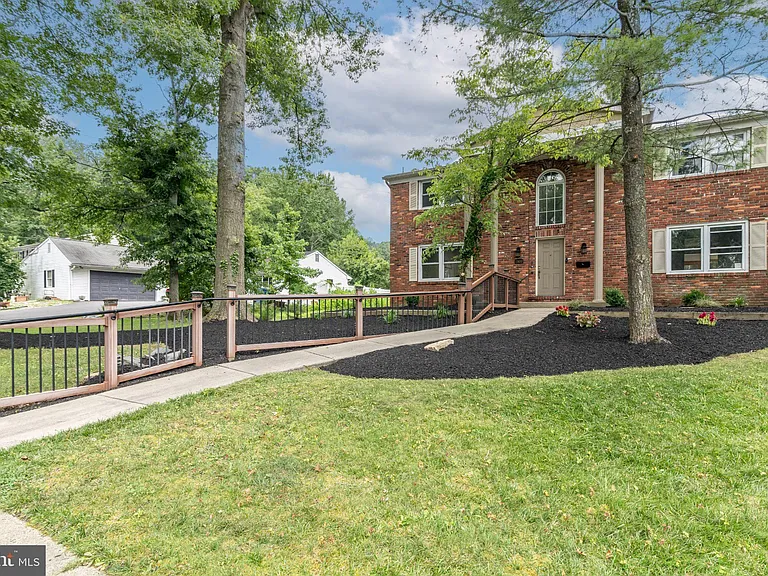 1800 Lark Ln — Photo 5