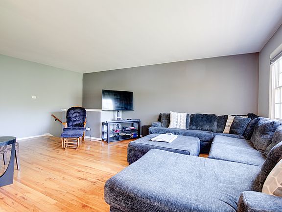 4th image of 21W137 Everest Rd