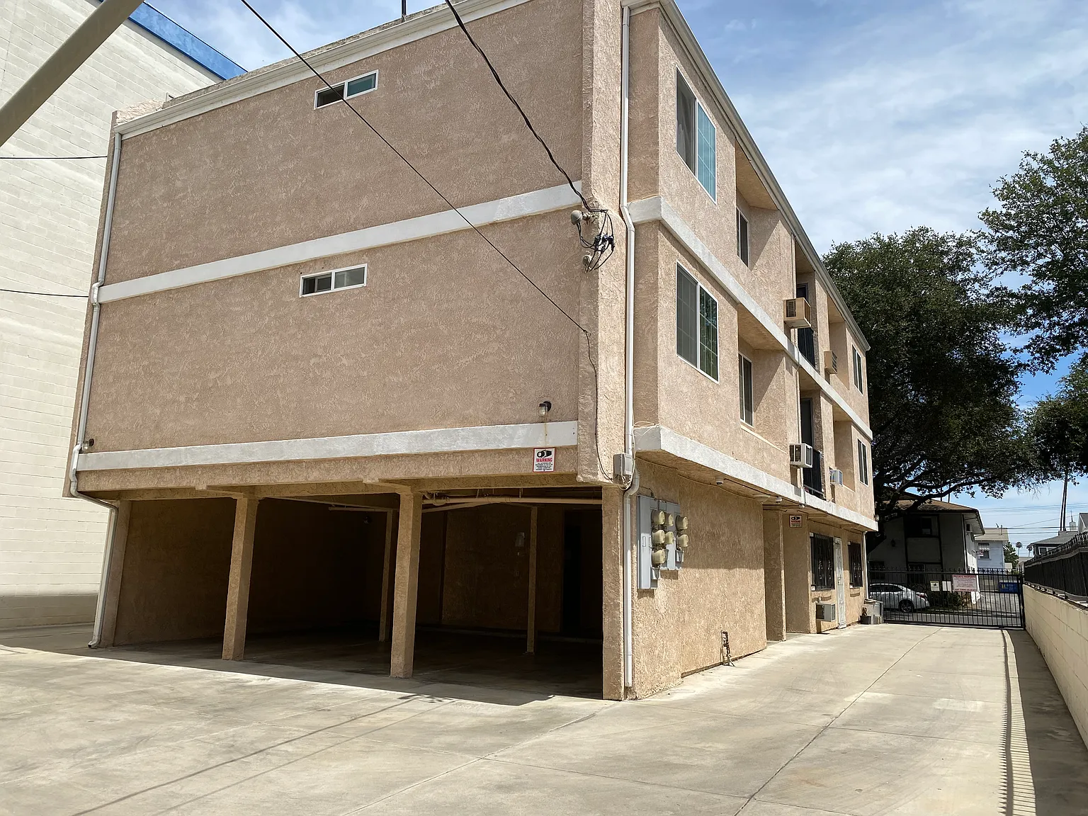 33 S Marguerita Ave — Photo 2