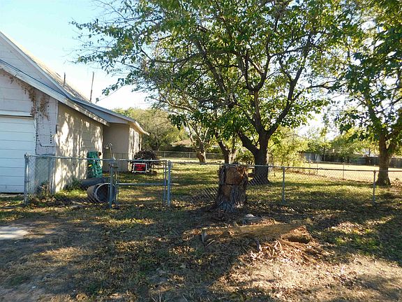 5th image of 902 E Navasota St