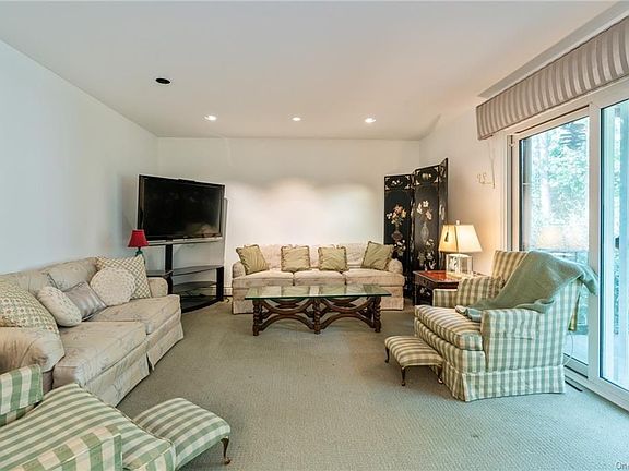 2nd image of 16 Scenic Dr APT V