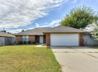 900 NW 19th St, Moore, OK 73160