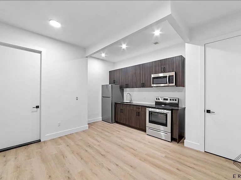 1183 New York Ave #1B — Photo 3