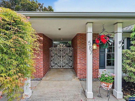 4th image of 587 Snow White Way SE