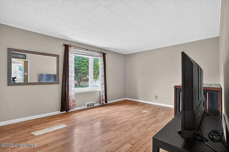 5th image of 305 Elder Street