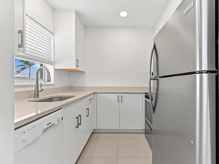 2755 NE 28th Ave #F1 — Photo 8