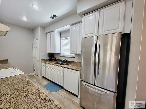 4th image of 126 E Hibiscus St