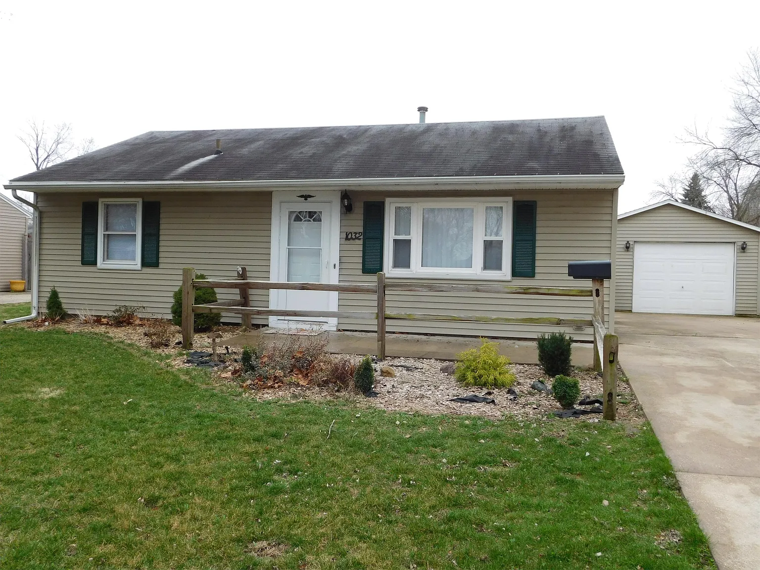 1032 Eastview Dr photo 1