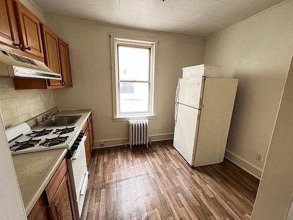 3rd image of 127 W Gale St Floor 2
