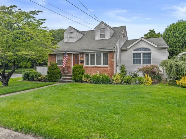 84 Charles Street, Mineola, NY 11501