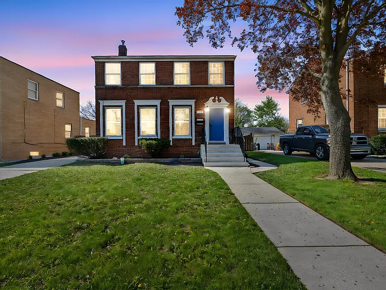 248 Adelaide Pl — Photo 2