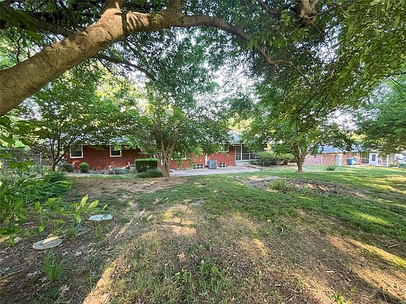 4th image of 1025 Sioux Ave
