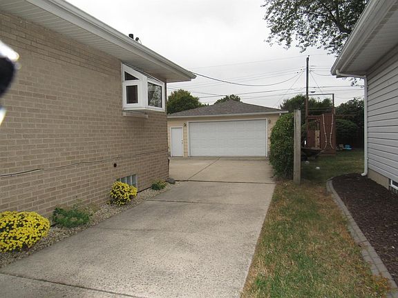 3rd image of 9210 Parkway Dr