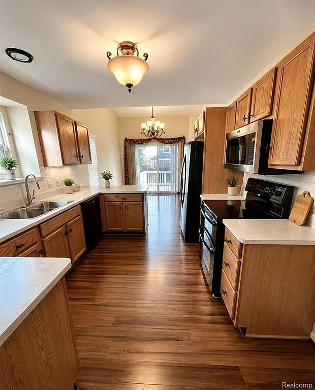 3 bed, 3.0 bath, 2600 sqft, $2,200 — Photo 2