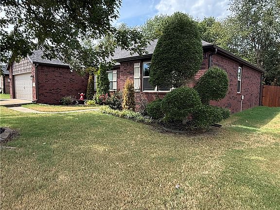 3rd image of 1818 Candy Apple St