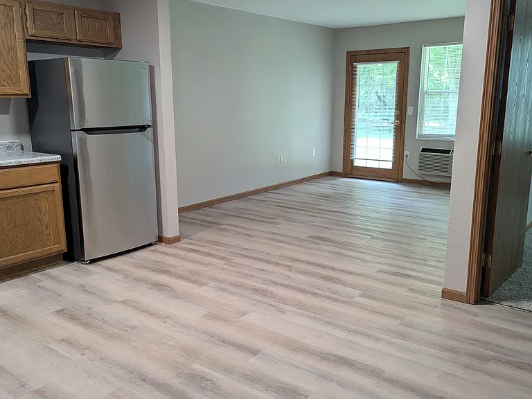 Bradley Manor Apartments — Photo 6