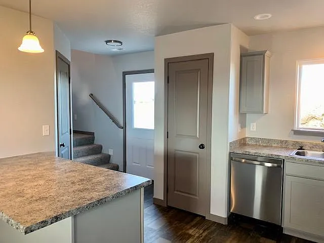 452 Constitution Blvd — Photo 7