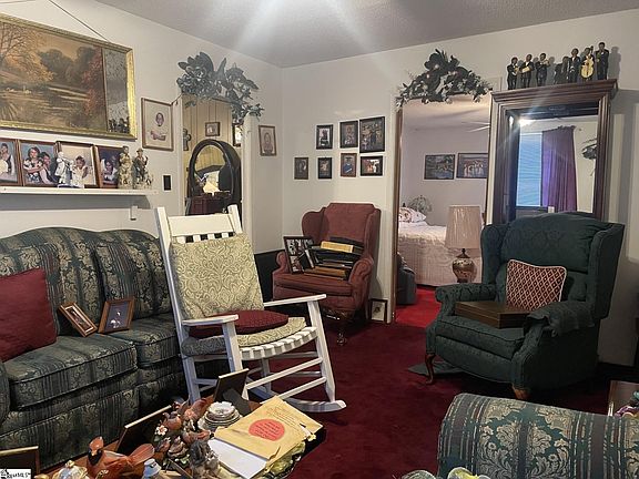 4th image of 219 Carver St