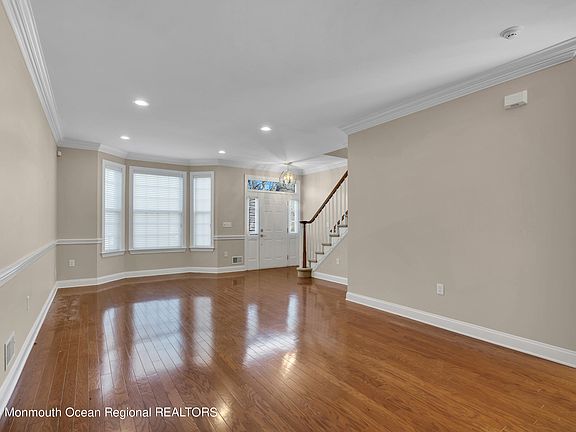 5th image of 143 Shinnecock Dr