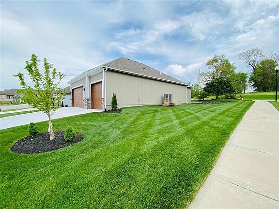 2nd image of 800 SE Sparrow Ct