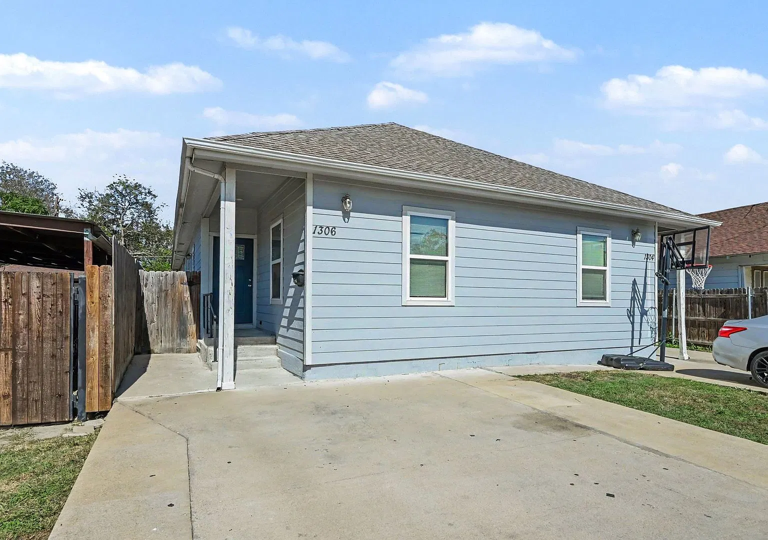 Welcome to this charming home at 1306 Orange Ave, Fort Worth, TX 76110! — Photo 2
