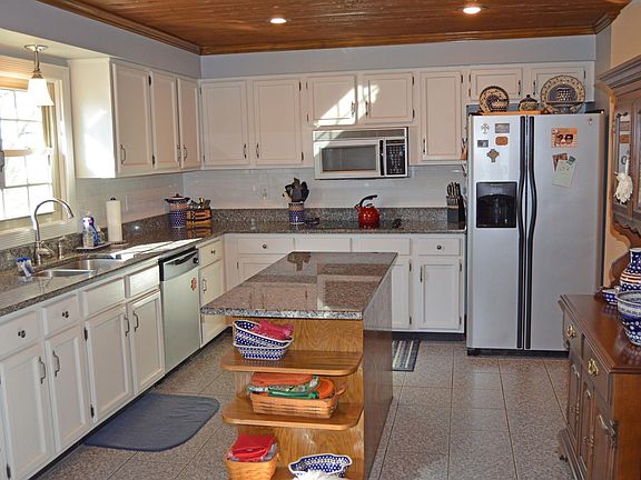 2nd image of 904 Shellie Dr
