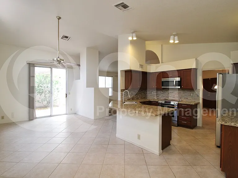315 W Marconi Ave — Photo 4