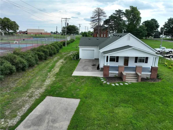 407 S 1st St, Hiawatha, KS 66434