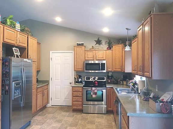 Kitchen, vaulted ceilings 