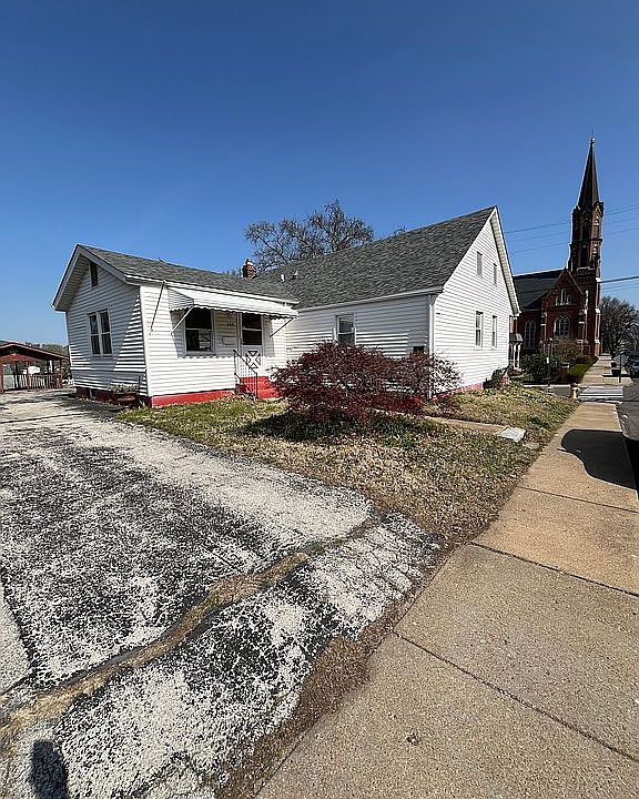 1st image of 695 N Jefferson St
