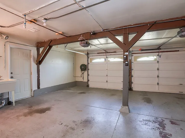 88 Canterbury Ave — Photo 23