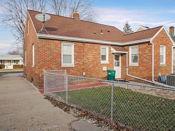 4th image of 2420 W Ayres Ave
