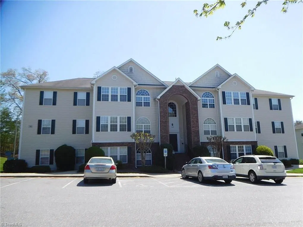 Ready To Move In! 2 Beds 2 Baths! — Photo 1