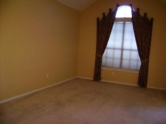 3rd image of 520 Stonewall Ct