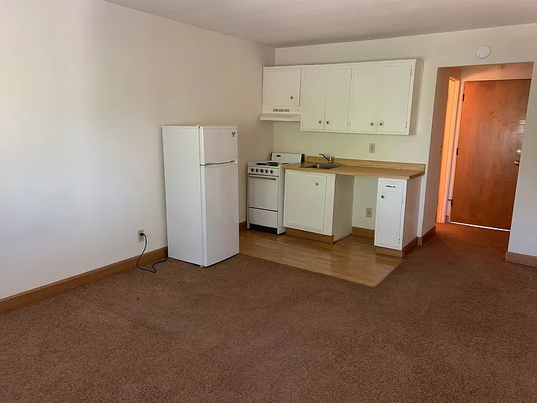 MAY RENT FREE - Sign on this Studio today! — Photo 4