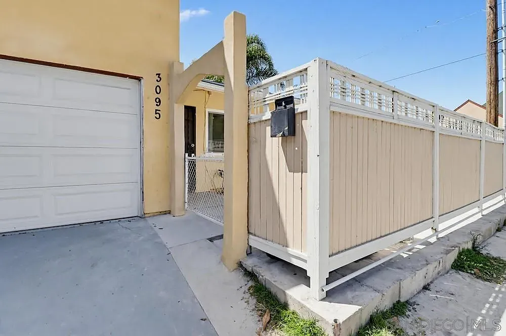 3 bed, 3.5 bath, 1558 sqft, $3,500 — Photo 2