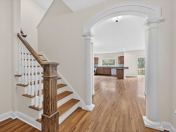 3rd image of 4 Pond Ridge Road