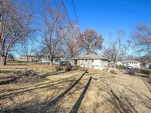 5th image of 327 Lincoln Dr