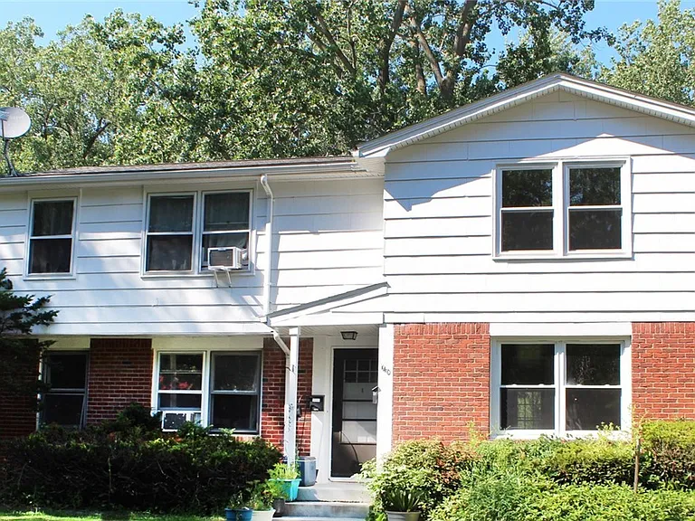 140 Ayrault Dr #RIGHT — Photo 1