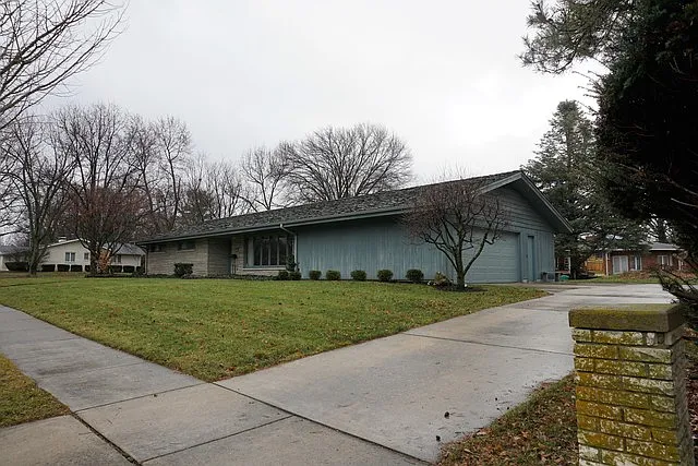 109 E Holmes St photo 1