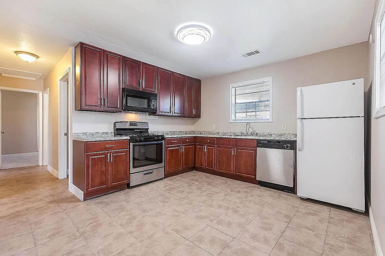 3 bed, 1300 sqft, $1,589 — Photo 2