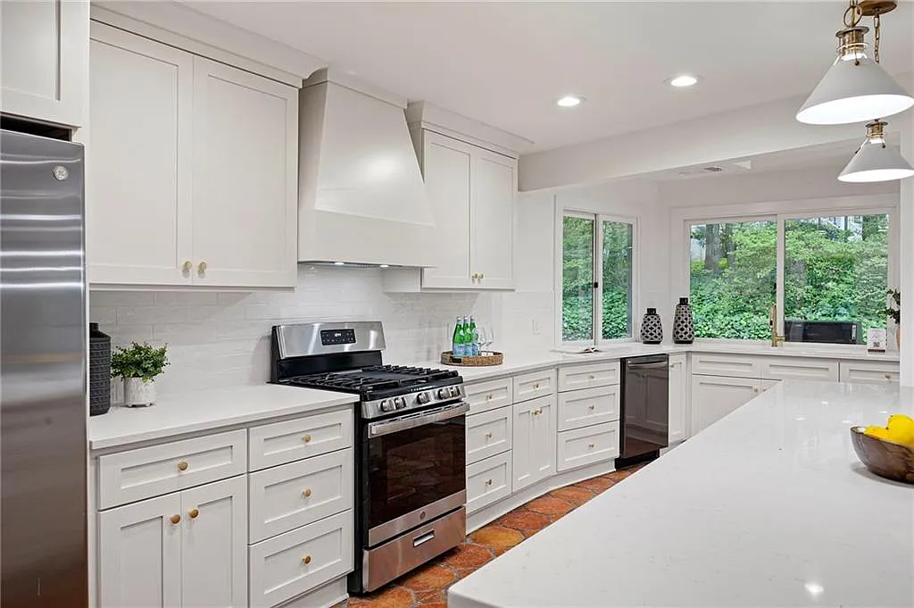 4 bed, 2.5 bath, 2860 sqft, $3,600 — Photo 2